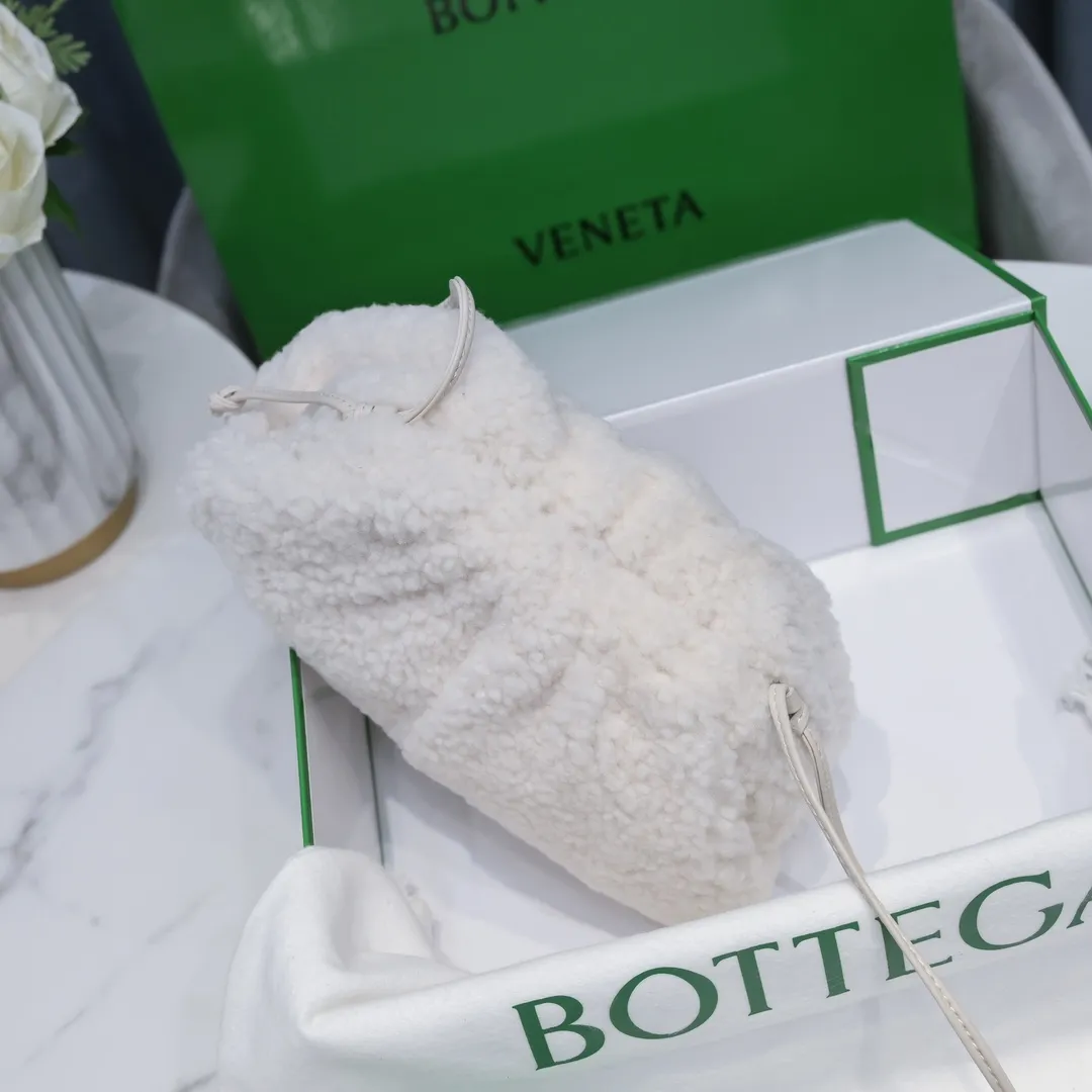 The small white 🐱 BV pouch cloud bag is a fluffy style. It’s here, it’s here, it’s here with the fluff. You’ll know how cute it is when you see the real thing! The soft and fluffy feel is really great. Rua, this year’s furry style, I stand on bv! ! Whether it is a jodie cloud bag or a tote, not all curly teddy fur can be used to make goods. The curl size of the fur directly affects the similarity of the entire bag. Material: full fur and lambskin ➕ lambskin lining is much more expensive than full leather! Again, if you don’t want to develop ZP, of course you have to be willing to spend money ~ 22*13*5,